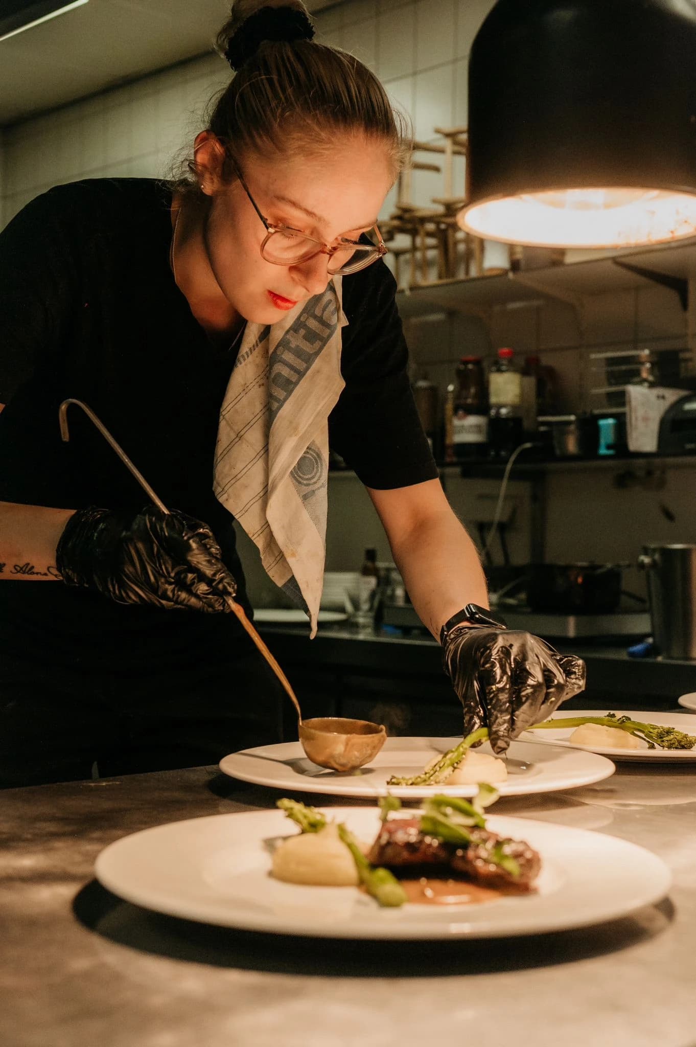 De chef maakt gerechten op in de keuken van The Dinnerclub