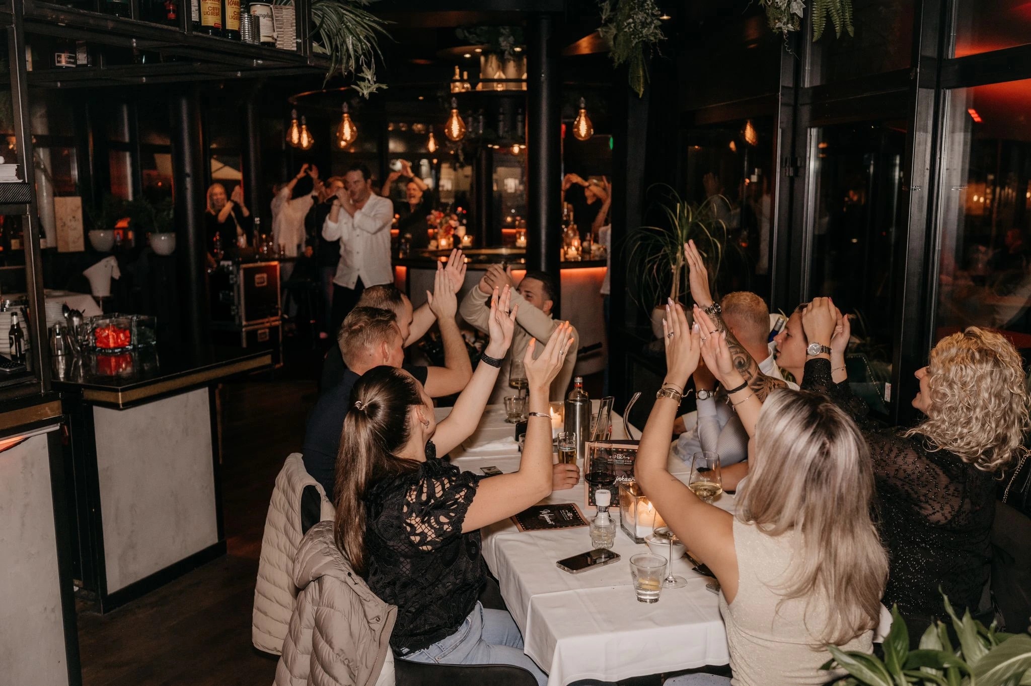 Een gezelschap viert samen een avond bij The Dinnerclub
