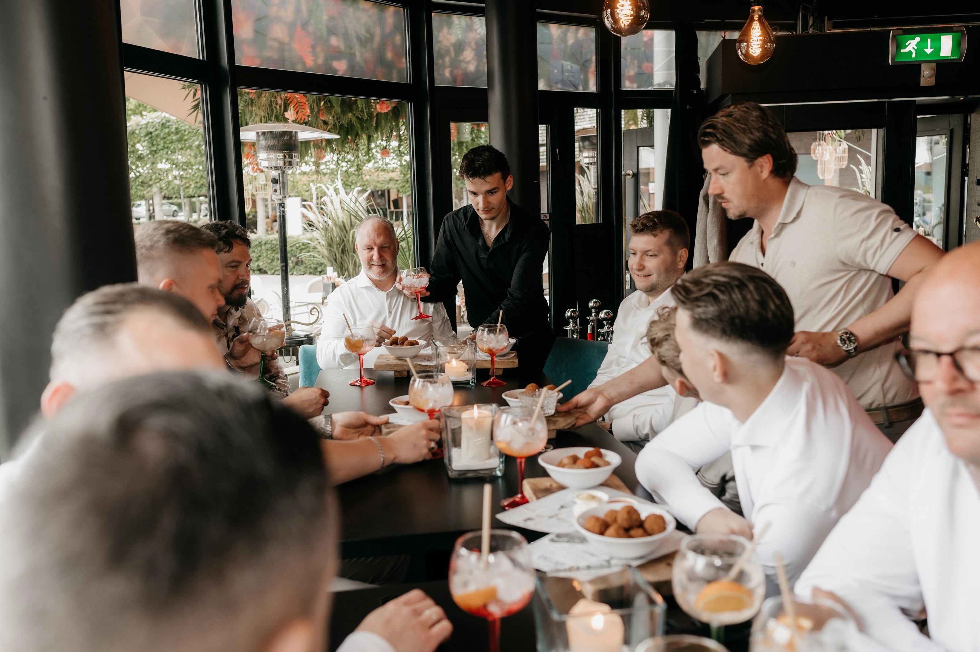 Samen dineren aan een lange tafel